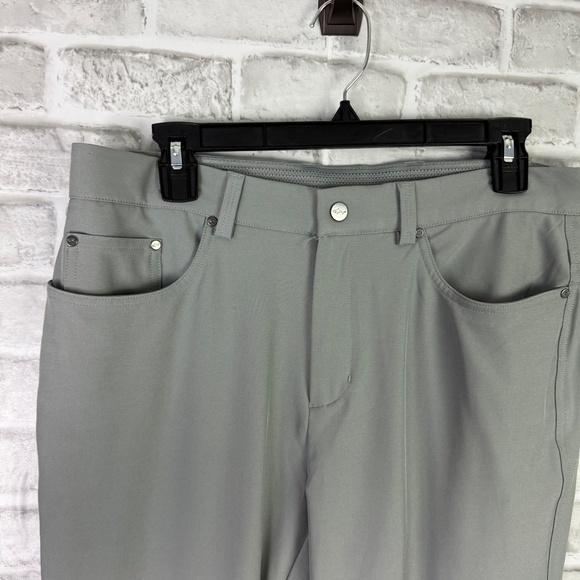 Greg Norman The Ultimate 5 Pocket Traveler Golf Pants Mens 32 x 34 Light Gray - Picture 2 of 7